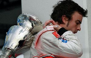 DESPEDIDA. Alonso se marcha del podio con la copa de tercer clasificado. / AFP