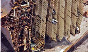 RESCATE. El 'MV Tricolor', una vez seccionado. / SUR