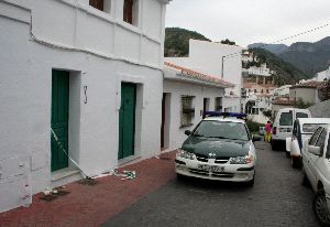 FRIGILIANA. Un coche patrulla de la Guardia Civil, ante la casa de la fallecida. / ANTONIO CHAVES