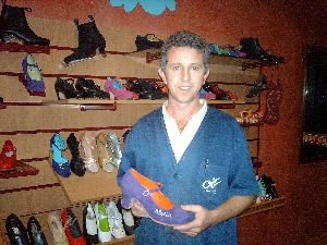 A PIE DE CALLE. Diego Osuna, gerente de 'Olé tus Zapatos': «Vendemos zapatos de flamenco en países como Japón»