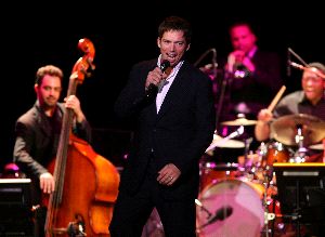 SONIDOS. Harry Connick Jr. deleitó al público que abarrotaba el Teatro Cervantes. / CARLOS MORET