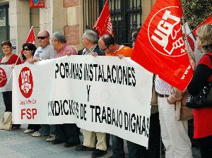 PROTESTA. Los trabajadores se concentraron ayer a las puertas del Ayuntamiento. / A.BRIEBA