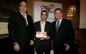 PREMIADOS. Dos de los dos socios de Nerea, junto a Benítez.