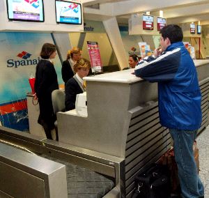 MOSTRADOR. Un pasajero de Spanair espera para facturar.