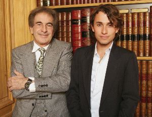 MODA. El presidente de Ungaro, junto a Cortázar. / AFP