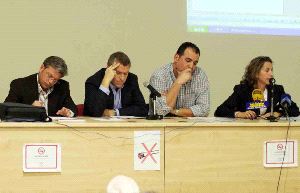 CONSCIENTES DE LA SITUACIÓN. La directiva del Algeciras Balonmano, en la Asamblea de ayer. / ANDRES CARRASCO