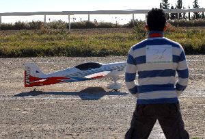GANADOR. Girabel con su maqueta Katana de 2,60 metros de envergadura, durante el despegue.