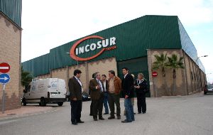 VISITA. Políticos y empresarios, ayer en La Trocha. / J. J. B.
