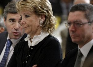 ATENTOS. Acebes, Esperanza Aguirre y Ruiz-Gallardón escuchan al líder popular. / EFE