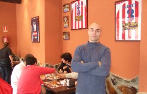BALONMANO. Juan Bermejo posa en la taberna Lizarrán, inaugurada ayer. / GARCÍA TÉLLEZ