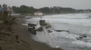 ESTEPONA. El temporal dañó un colector de la playa El Saladillo, que llegó           a verter aguas residuales en el mar. / MERCEDES PERIÁÑEZ