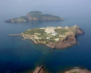 ISLAS. Vista aérea de las Islas Chafarinas, con el Congreso al fondo.