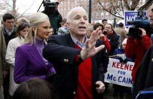 CONFIANZA. El republicano McCain, rodeado de seguidores. / AP