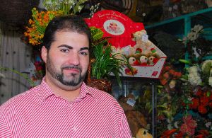 José A. Mercado, florista: «Las flores que más se venden son las rosas y las orquídeas»