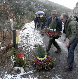 RECUERDO. Alcaldes de la comarca homenajearon ayer a Grima.