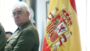GOBERNADOR MILITAR. Antonio León Villaverde durante su toma de posesión ayer en el Fuerte Santiago . / ANDRÉS CARRASCO