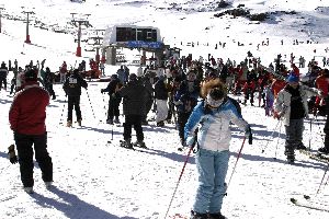 AFICIÓN. Cientos de esquiadores disfrutaron de la jornada. / EFE