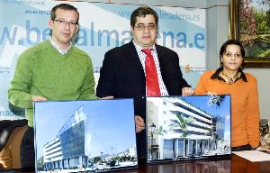 ACTO. Los concejales de Bienestar Social, Urbanismo y Cultura, ayer con imágenes del inmueble. / E. C.