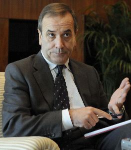 SEGURIDAD. El ministro de Defensa, José Antonio Alonso, durante la entrevista. / FOTOPRENSA