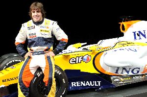 ESTRENO. Fernando Alonso posó sonriente junto a su nuevo coche para esta temporada.