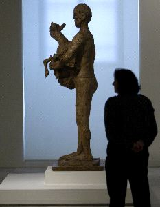 ESCULTURA. 'El hombre del cordero' se exhibe en el Reina Sofía.