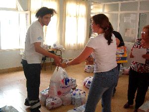 AYUDAS. Algunas organizaciones sociales desarrollan campañas de entrega       de alimento para familias que lo necesitan . / SUR