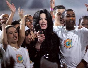 REGRESO. Jackson celebra los 25 años de 'Thriller'. / L. NEAL. AFP