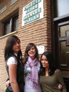 ILUSIÓN. Gordana, Sofía y Kanar estudian en el Colegio Sueco. / M. J.