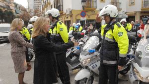 PRESENTACIÓN. La alcaldesa saluda a un policía. / J-L
