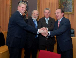 PLANTA. La empresa Vulcanes y el alcalde firman un protocolo para hacer realidad el proyecto. /E. G.