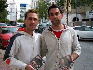 DEBUT. Daniel González y Miguel Callejón, con su disco. / E. C.