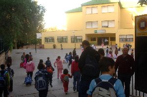 COLEGIO. Vista de la entrada del                               CEIP Vicente Aleixandre, el único que se ha adscrito para el próximo curso. / JOSELE-LANZA