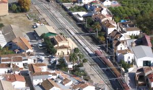 FERROCARRIL. Vista lejana del apeadero y su entorno. / J. J. B.