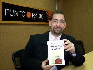 OBRA. David Franco, con su nuevo libro de poemas. / E. C.