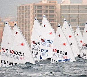 PRIMAVERA. A peasr del viento de poniente continúa desarrollándose el Trofeo Primavera . / SUR