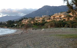 A PIE DE PLAYA. Vista de la urbanización Playa Golf Río Real, que quedarían fuera del nuevo PGOU. / J.-L.