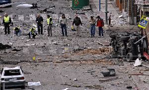 DESTRUCCIÓN. El vehículo que robaron los terroristas quedó carbonizado              y causó numerosos destrozos en las inmediaciones. / ALVARO BARRIENTOS. AP