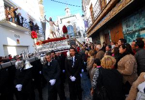 El sol lució para arropar el desfile del Cristo Resucitado en Vélez