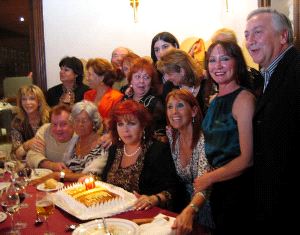 PANDILLA. María Antonia, Sara Montiel, celebra su cumpleaños con sus amigos de Melilla.