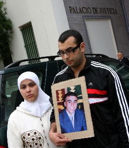 FAMILIA. Los hermanos del fallecido, ayer a las puertas del Palacio de Justicia./ A. CARRASCO