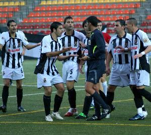 PROTESTAS. Jugadores de la Balona protestan al sevillano González Catalán la expulsión de Jonhy ante el Cartaya. / SUR