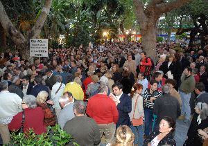 PROTESTA. Los manifestantes portaron pancartas en las que                                                 reclamaban justicia tras la puesta en libertad de Roca. / J-LANZA