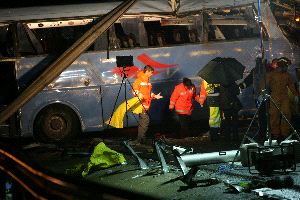AYUDA. Los conductores auxiliaron a las víctimas antes de que llegaran los servicios de emergencia.