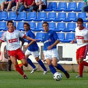 POSESIÓN. Inxtausti y Mario tratan de lograr hacerse con el balón,                       durante una jugada del partido en presencia de dos jugadores del Écija Balompié. / MANUEL PORCEL (GECASPORT)