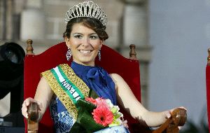 RADIANTE. Así lucía anoche en su trono la reina juvenil de la Feria de Los Barrios, Alicia Rasteu Bueno.                            / ANDRÉS CARRASCO