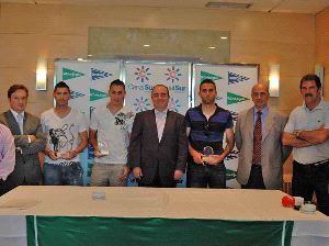 TROFEOS. Los goleadores posan junto a responsables de Canal Sur y El Corte Inglés. / SUR