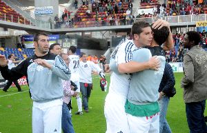 ALEGRÍA. Los jugadores del Ceuta se abrazan una vez lograda la clasificación. / XAN XIADAS. GECA SPORT