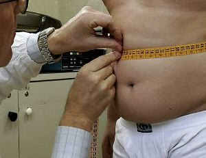 MEDICIÓN. Los médicos hacen la prueba de cintura para comprobar el exceso de grasa que se acumula en esa zona del cuerpo. / SUR