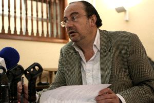DINERO. El portavoz del Grupo Popular, Juan Montero, ayer ante los medios. / ÁNGEL