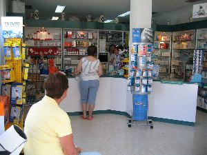 UN BUEN SUSTO. El último atraco se produjo el martes en esta botica de Torreblanca. / F. J.